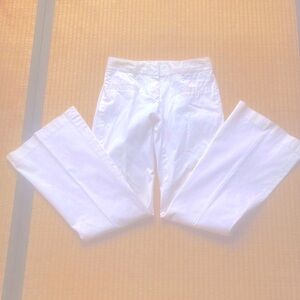 Theory ivory mid rise polished cotton boot cut pants. Spring & Summer staple.